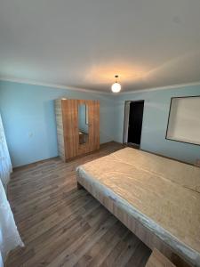 une chambre vide avec un grand lit dans l'établissement Green Garden, à Tsinandali 5 autres photos