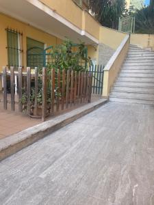 un edificio con escaleras y una valla delante en La Casa della Nini, en San Remo