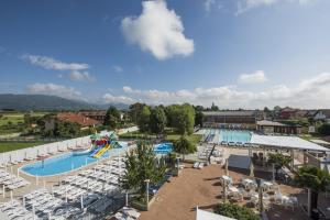 Bazén v ubytování Hotel Villa Glicini nebo v jeho okolí