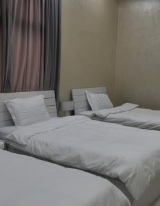 Difta resort的卧室里有两张并排的床