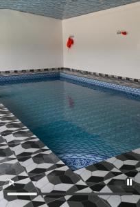 Difta resort : حمام سباحة في غرفة مع أرضية بلاط +7 صور