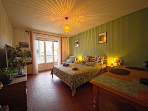 Le Letizia-Belle de mai-Balcon-Wifi-Parking-Netflix-Urban NestConciergerie في مارسيليا: غرفة نوم بها سرير ونافذة كبيرة +20 صورة