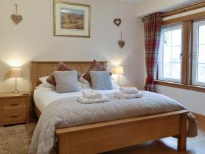 Katil atau katil-katil dalam bilik di Baldowrie Farm Cottage +4 gambar