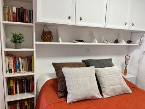 ein Schlafzimmer mit einem Bett mit weißen Bücherregalen in der Unterkunft Sandra's home in La Pineda