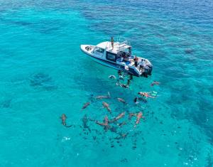 a group of people on a boat in the water at Ostrov Beach in Ukulhas