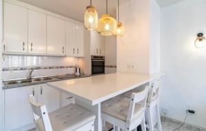 Η κουζίνα ή μικρή κουζίνα στο Amazing Apartment In Fuengirola With Wifi