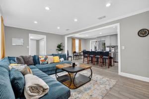 Χώρος καθιστικού στο Duval Den |3BR & Backyard|15 Mins to Downtown JAX