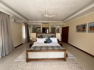 Ένα ή περισσότερα κρεβάτια σε δωμάτιο στο Mimunda Villa +31 φωτογραφίες