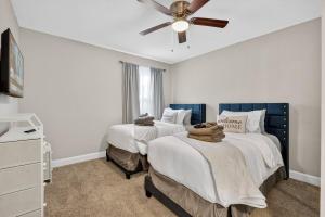 Ένα ή περισσότερα κρεβάτια σε δωμάτιο στο Duval Den |3BR & Backyard|15 Mins to Downtown JAX