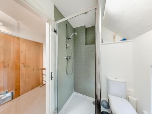 un baño con ducha y WC en The Granary - Uk48740, en Gaerwen 7 fotos más