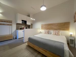una camera da letto con un letto grande e una cucina di MH Studios a Milano