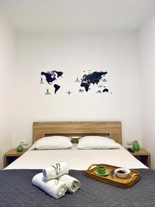 ein Schlafzimmer mit einem Bett mit einer Weltkarte an der Wand in der Unterkunft Junto al mar in Ulcinj