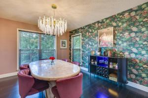 查塔努加Secluded Missionary Ridge Mtn-View Home with Deck的一间带桌子和粉红色椅子的用餐室