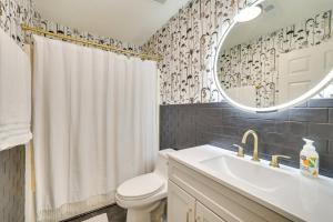 查塔努加Secluded Missionary Ridge Mtn-View Home with Deck的配有马桶、水槽和镜子的浴室 更多31张照片