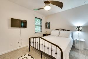 查塔努加Secluded Missionary Ridge Mtn-View Home with Deck的一间带床和平板电视的卧室