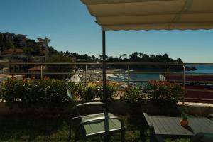 eine Terrasse mit Tisch und Stuhl und Blick auf den Hafen in der Unterkunft Junto al mar in Ulcinj