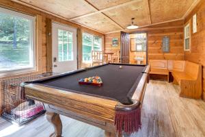 โต๊ะบิลเลียดของ Rustic, Woodsy Cabin in Palestine with Pool Table!
