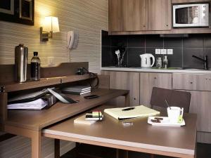 Kuchyň nebo kuchyňský kout v ubytování Aparthotel Adagio Strasbourg Place Kleber