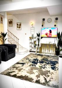 a living room with a television and a large rug at booking homestay manjung 300mbps wifi in town in Seri Manjung