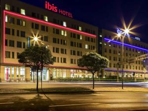 クラクフにあるibis budget Krakow Stare Miastoの夜の建物