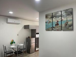 a dining room with a table and a painting on the wall at Lindo Apart - Churrasquera y Patio Privado in Santa Cruz de la Sierra