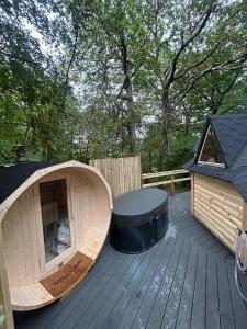 Φωτογραφία από το άλμπουμ του Clogau Tree House Hot tub &sauna σε Penmaenpool