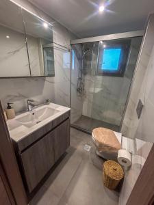 un bagno con lavandino, wc e doccia di Αnasa by the Village a Rodhiá