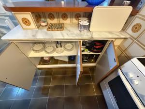 une petite cuisine avec un comptoir et un tiroir ouvert dans l'établissement Pis a primera línia a Calonge, à Sant Antoni de Calonge 5 autres photos