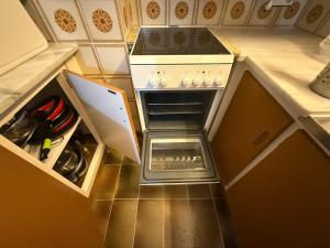 une cuisine avec une cuisinière et un tiroir ouvert dans l'établissement Pis a primera línia a Calonge, à Sant Antoni de Calonge