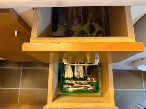 une armoire en bois avec un tas d'outils dans l'établissement Pis a primera línia a Calonge, à Sant Antoni de Calonge