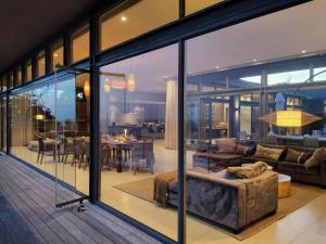 Χώρος καθιστικού στο Cliffbreak-Luxury Villa on Pezula Golf Estate with ocean views,Knysna