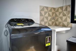 a washer and dryer in a room with a counter at Cabaña del lago con Jacuzzi in Rionegro