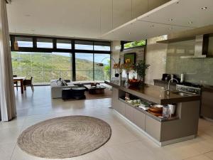 Η κουζίνα ή μικρή κουζίνα στο Cliffbreak-Luxury Villa on Pezula Golf Estate with ocean views,Knysna