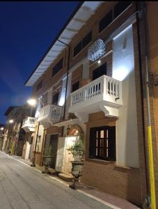 a building with a balcony on a street at night at Casa vacanze Felicitas in Martone