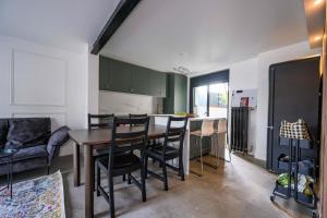una cucina e un soggiorno con tavolo e sedie di Maison de caractère proche du centre-ville Toulouse a Tolosa
