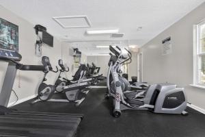 Un gimnasio con varias bicicletas estáticas en una habitación. en Near Fort Liberty Modern 1br I Free Parking I Gym, en Spring Lake