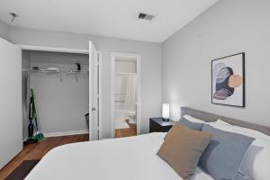 Un dormitorio blanco con una cama y un baño. en Fayetteville Bright & Chic Suite I Onsite Parking, en Spring Lake 13 fotos más