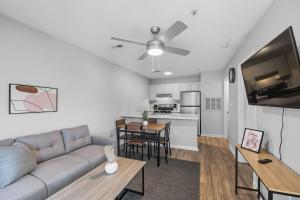 una sala de estar con un sofá y una mesa en Fayetteville Bright & Chic Suite I Onsite Parking, en Spring Lake