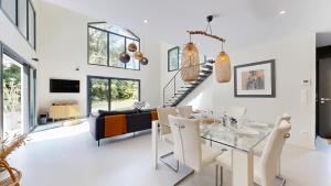 Μια τηλεόραση ή/και κέντρο ψυχαγωγίας στο expat renting - Le Lumineux - Villa Design - Wi-Fi