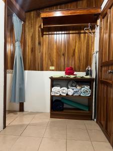 una habitación con un estante con toallas. en Peaceful Jungle Home, River Access, Arenal Views, en El Castillo de La Fortuna