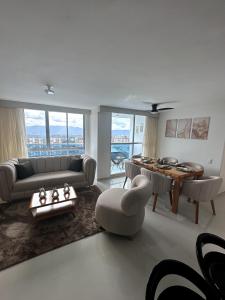 a living room with a couch and a table at Luxur Skyline Germania en Bucaramanga in Estación El Salto