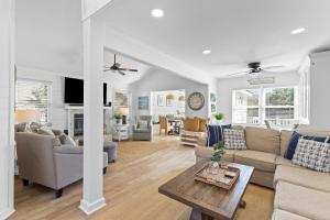 una sala de estar con un sofá y una mesa en New Listing! Pelican Bay 14 -Luxury Home at Beach!, en Isle of Palms