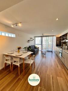 a kitchen and a living room with a table in a room at HOMEY Departamentos in Mar del Plata