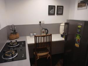 キャンディにあるStudio La Mancha your home away from homeの小さなキッチン(コンロ、冷蔵庫付)