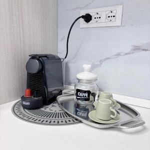 Příslušenství pro přípravu čaje a kávy v ubytování La Chicca