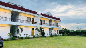 un grande edificio bianco con un cortile davanti di Redberry Resort Pushkar a Pushkar