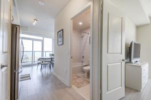 Ένα μπάνιο στο Toronto Condo with Lake Views