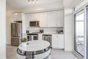 Η κουζίνα ή μικρή κουζίνα στο Toronto Condo with Lake Views +11 φωτογραφίες