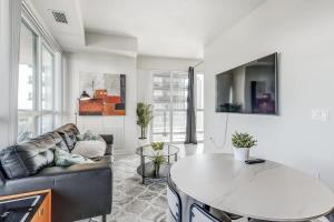 Χώρος καθιστικού στο Toronto Condo with Lake Views