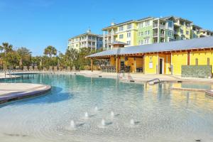 einen Pool mit Enten im Wasser in der Unterkunft New Listing! Lagoon Villa 23 - Modern! Near Beach! in Isle of Palms